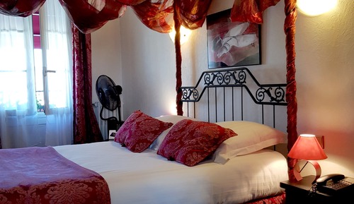 Double Room, Bathtub