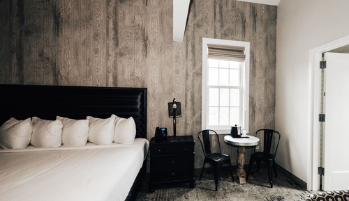 Deluxe King Suite