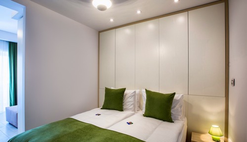 Family Studio, Lake View