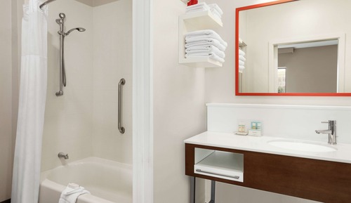 Room, 1 King Bed, Accessible, Bathtub