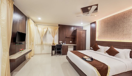 Deluxe Room, 1 Queen Bed, Accessible, City View