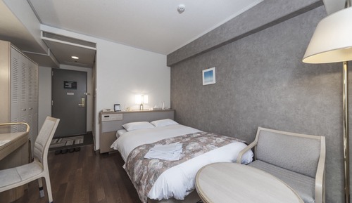 Double Room, Smoking