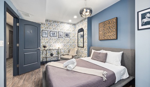 Deluxe Room, 1 Queen Bed, Shared Bathroom