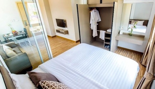 1 Bedroom Apartment with Mountain View