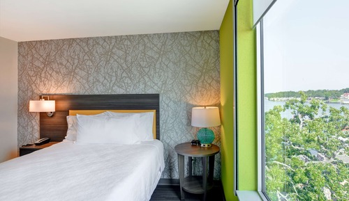 Room, 1 Queen Bed, Accessible, Lake View (Hearing)