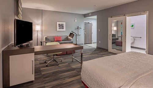 Studio, 1 King Bed, Refrigerator & Microwave (Wet Bar)