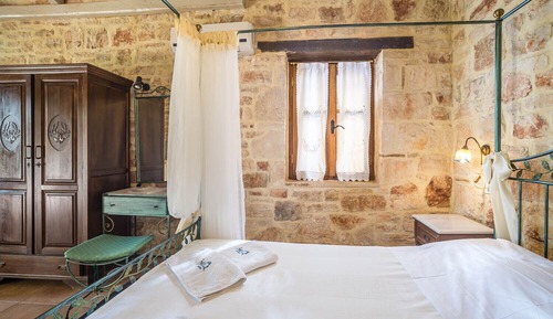 Studio (Erato), Beachfront