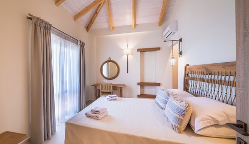 Deluxe Pool and Seafront Apartment