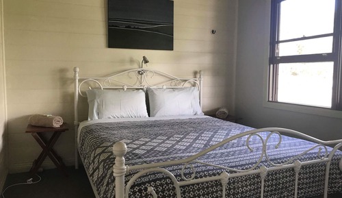 Queen Room with Shared Bathroom (in a Guest House)