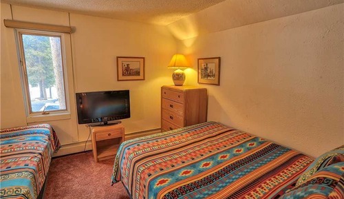 Basic Condo, 2 Bedrooms, Fireplace