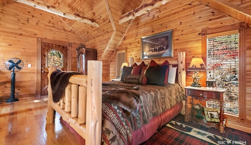 Luxury Cabin, 1 Queen Bed, Jetted Tub, Hill View (The Hideaway)