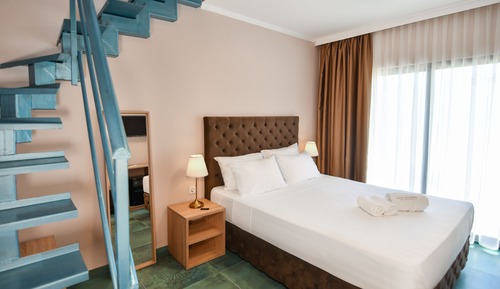 Suite, Pool View