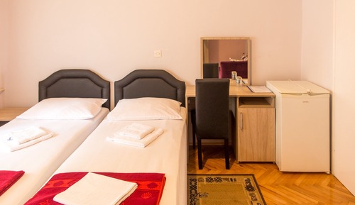 Basic Double Room, 1 King Bed