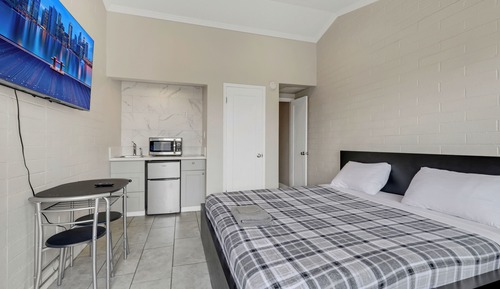 Standard Suite, 1 King Bed, Kitchenette, Ground Floor