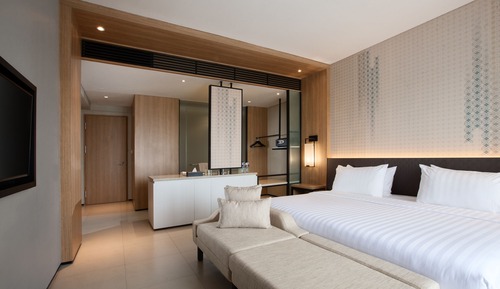 Deluxe Room, 1 King Bed, Lake View