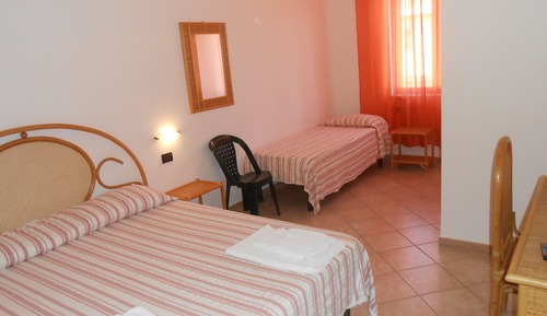 Triple Room, Hill View (14)