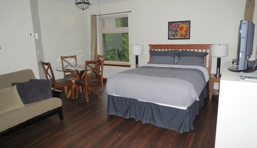 Romantic Studio Suite, 1 Queen Bed (Hummingbird)