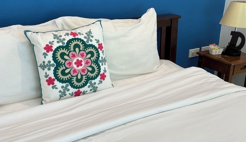 Standard Room, 1 King Bed, Pool Access