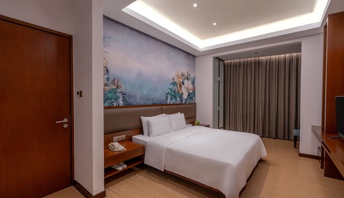 Suite, 1 King Bed, City View