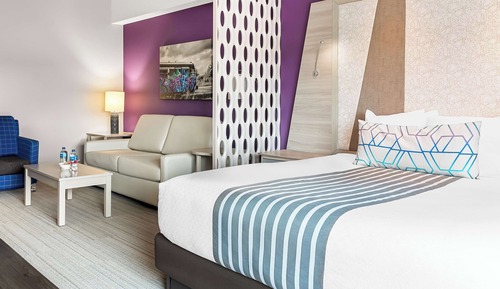 Premier Floor Studio, 1 King Bed, Non-Smoking (Larger Room, with Sofabed)