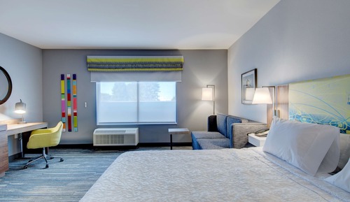 Studio, 1 King Bed, Refrigerator & Microwave (Wet bar)