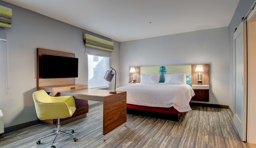 Suite, 1 King Bed, Accessible, Bathtub