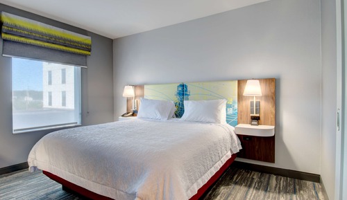 Suite, 1 King Bed, Accessible