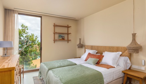 Three-Bedroom Apartment with a patio with Sea View