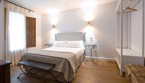 Habitación doble con terraza, balcón o abuhardillada