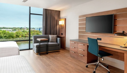 Studio, 1 King Bed, Accessible, Bathtub