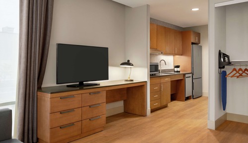 Studio, 1 King Bed, Accessible (Roll-In Shower)