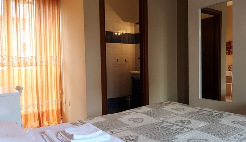 Double Room, 1 Queen Bed