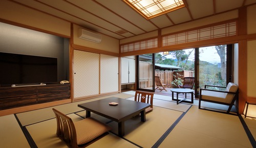 Japanese-Style Room with Shigarakiyaki-Bath