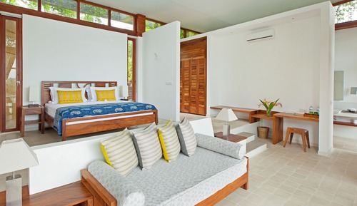  Lake Villa with Pool 