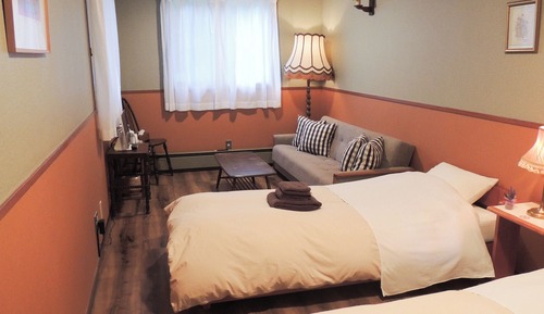 Western Twin Room with Bathroom