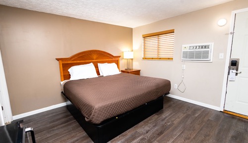 Basic Single Room, 1 King Bed, Non Smoking