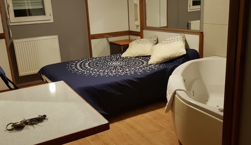 Double Room, Jetted Tub