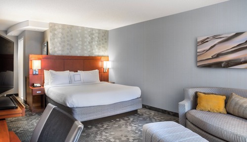 Room, 1 King Bed, Non Smoking (Mobility/Hearing Accessible, Tub)