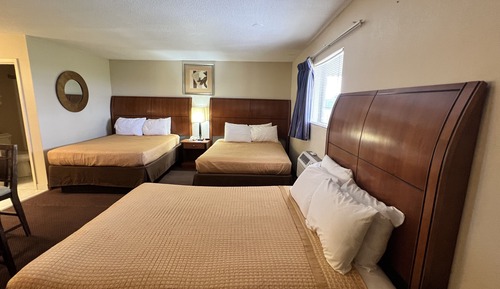 Room, Multiple Beds, Non Smoking (3 Double Beds Deluxe)