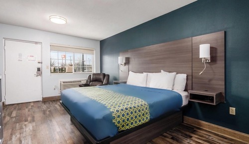 1 Suite Queen Bed Smoking Jacuzzi Tub