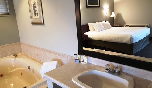 Suite, 1 King Bed, Jetted Tub, River View
