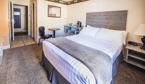 Standard Room, 1 Queen Bed