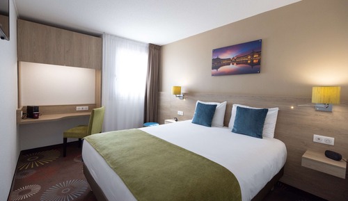 Comfort Room, 1 Queen Bed, Non Smoking, Bathtub