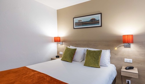 Classic Room, 1 Queen Bed, Non Smoking, Bathtub