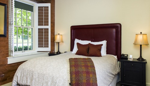 Single Queen Bed, Street Level