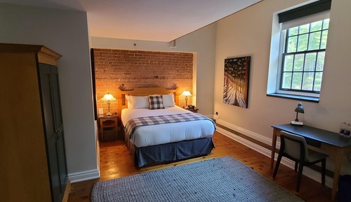 Standard Room Waterfall View (Heritage - Queen)
