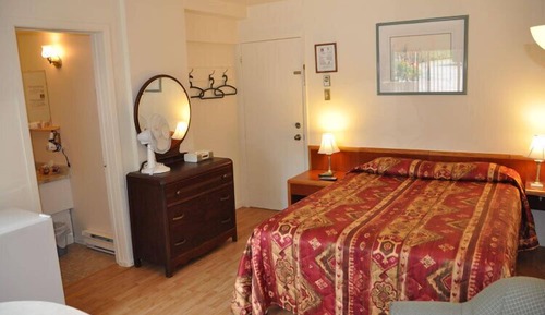 Queen Room with Single Jetted Tub & Kitchenette