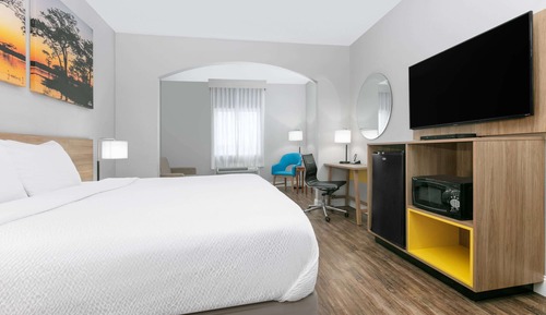 Room, 1 King Bed, Kitchen