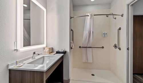 Suite, 1 King Bed, Accessible, Non Smoking