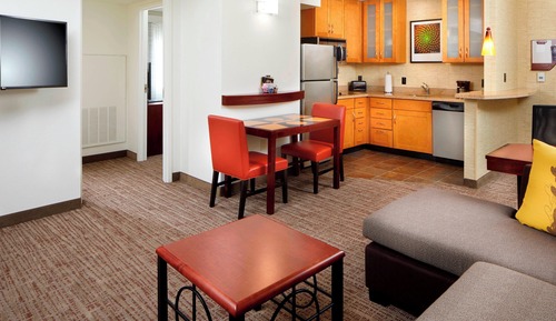 Suite, 1 Bedroom (Mobility/Hearing Access, Roll-In Shwr)
